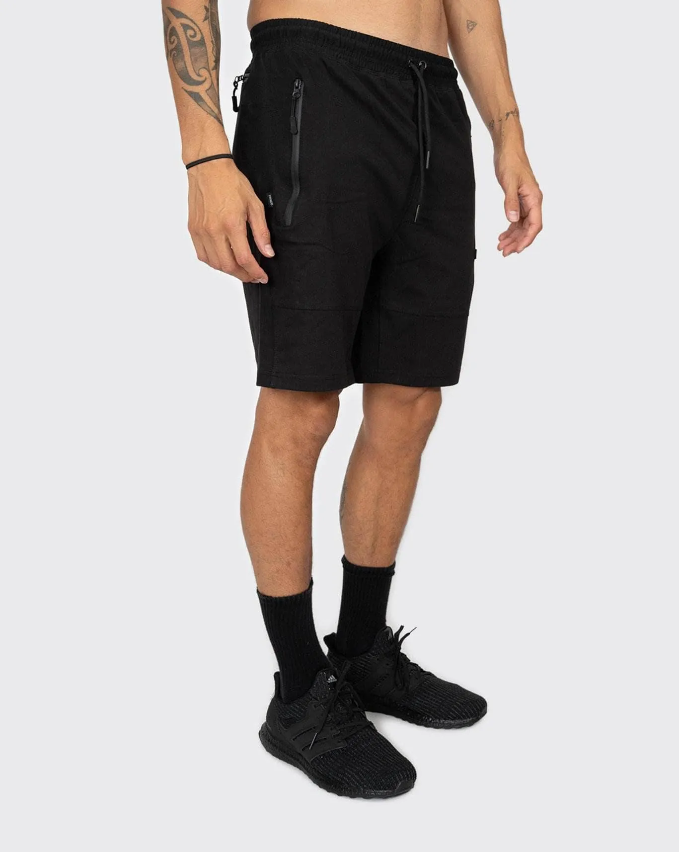 trainers v2 reigning tech stretch short tvrtss-blk